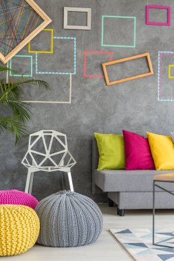 Modern poufs ile oturma odası 