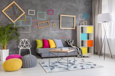 Duvar çerçevesi olan ev alanı