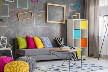 Yeni düz gri kanepe ile