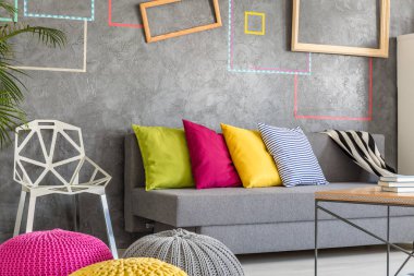 Gri kanepe bulunan öğrenci odası