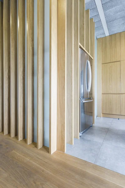 Interior de madeira e concreto no projeto de casa moderna criativa — Fotografia de Stock