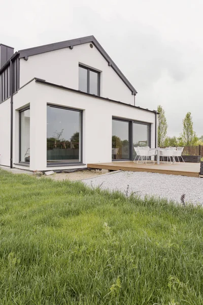 Casa moderna con fachada blanca — Foto de Stock