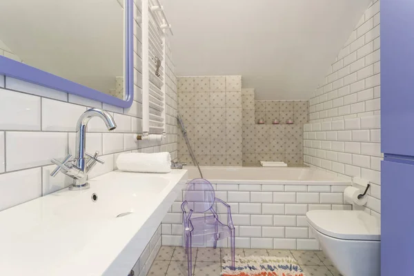 Белая фиолетовая ванная комната со стулом — стоковое фото