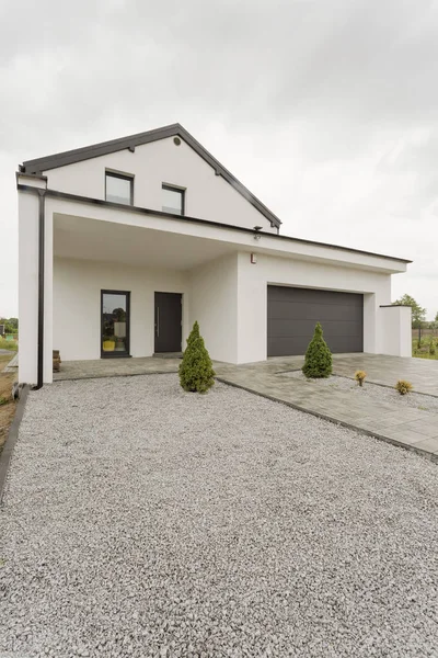 Front of modern house with gravel driveway — Stock Photo, Image