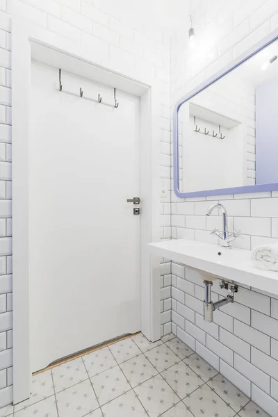 Weißes Badezimmer mit breitem Waschbecken — Stockfoto