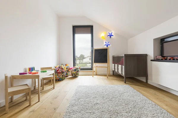 Минималистская детская комната в унисексе — стоковое фото