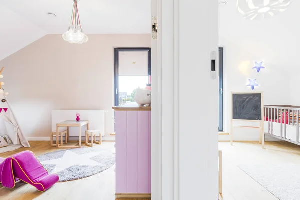 Kleurrijke kamers voor jongen en meisje — Stockfoto