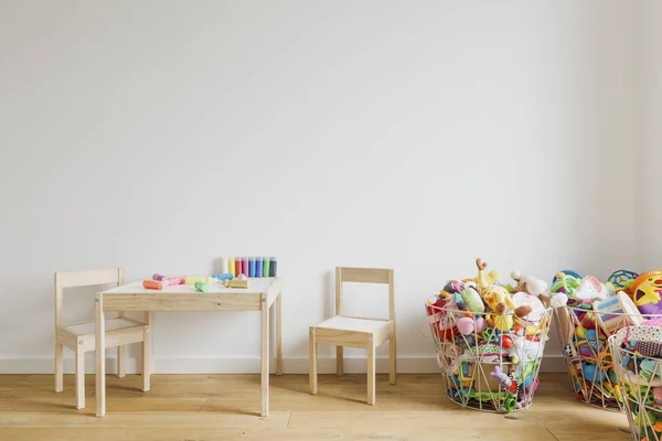 Детская комната с игрушками и небольшой мебелью — стоковое фото