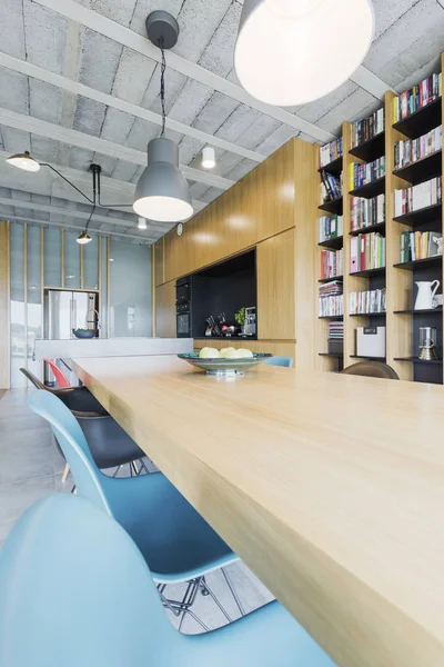 Design industriel avec table et bibliothèque en bois — Photo