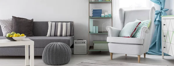 S nábytkem IKEA idea v bílé a šedé — Stock fotografie