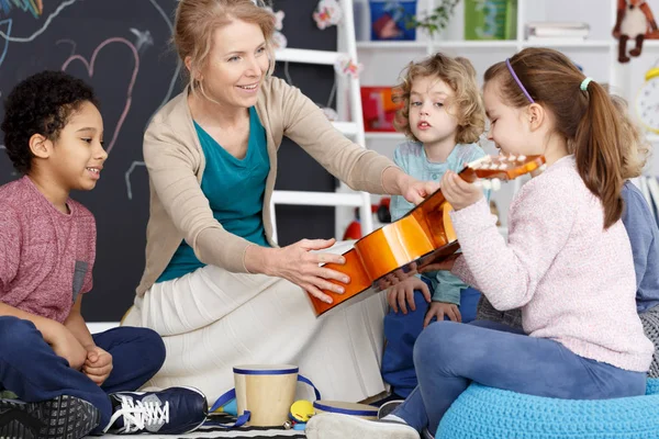 Flicka med gitarr — Stockfoto