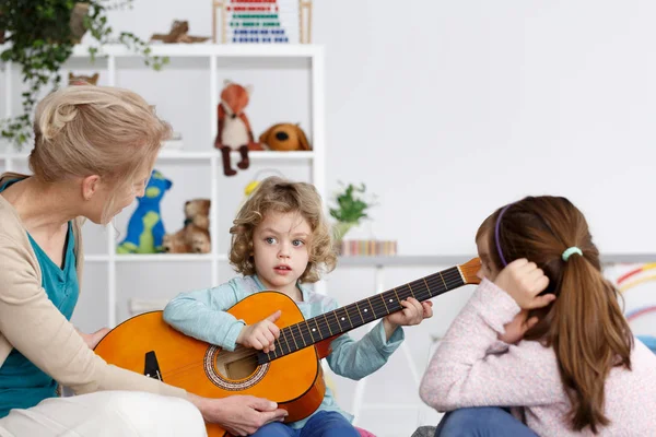 Chłopiec gra na gitarze — Zdjęcie stockowe