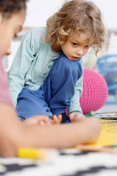 幼稚園で絵画の少年 — ストック写真