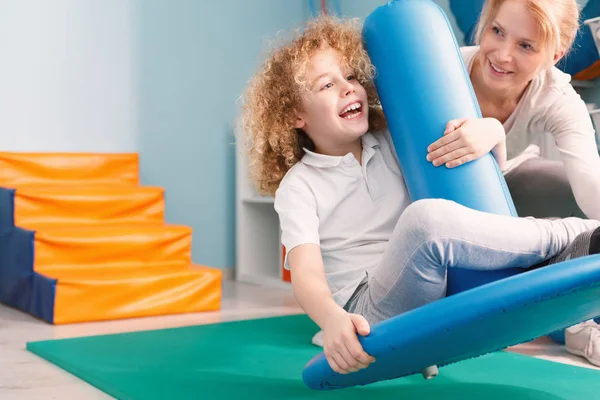 Niño feliz y terapeuta profesional —  Fotos de Stock