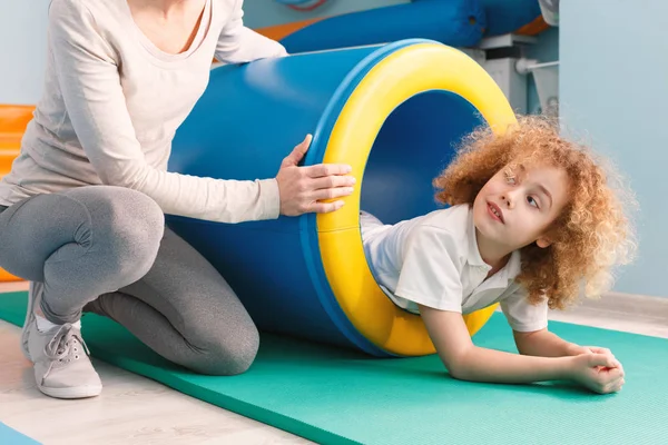 Barn tränar med play tunnel — Stockfoto