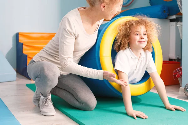 Garçon faisant de l'exercice au gymnase sensoriel — Photo