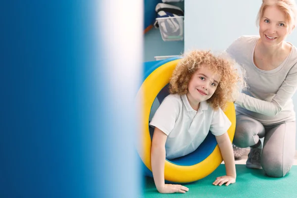 Physiohterapist and child in tunnel — Stock Photo, Image