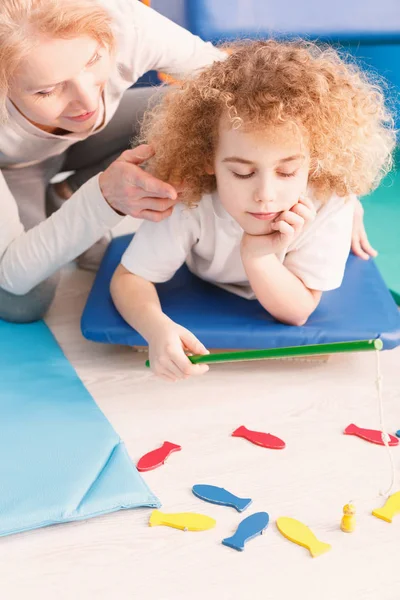 Boy working with physiotherapist — Stock Photo, Image