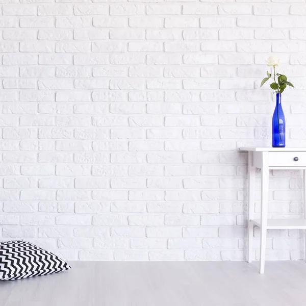 Almohada y mesa con dibujos en el interior blanco —  Fotos de Stock