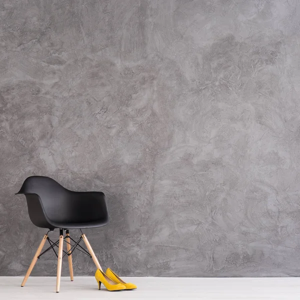 Moderne stoel en gele hoge hakken — Stockfoto