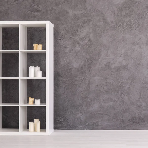 Eenvoudig interieur met boekenkast en kaarsen — Stockfoto