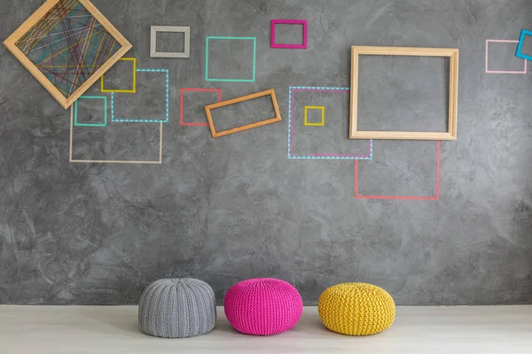 Quarto com poufs coloridos — Fotografia de Stock