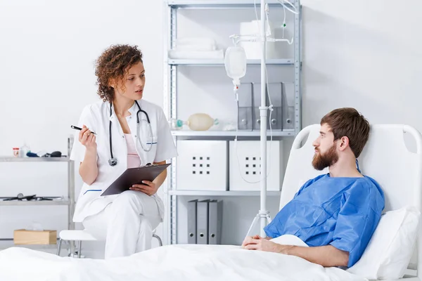 Enfermera entrevistando paciente en el hospital — Foto de Stock