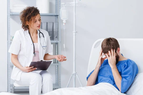 Медсестра розмовляє з паралізованим чоловіком — стокове фото