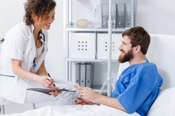 Gülümseyen hemşire hasta için dinleme