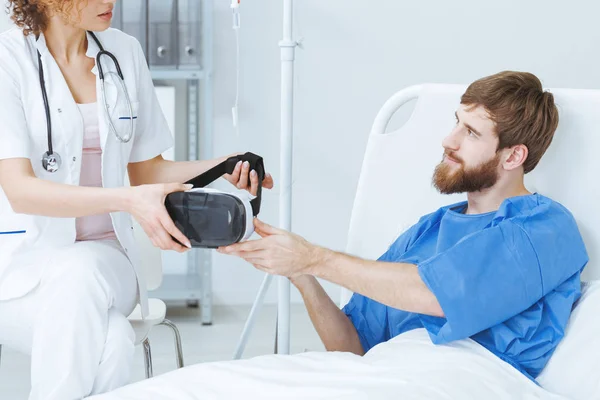 Пациент, проходящий терапию виртуальной реальности — стоковое фото