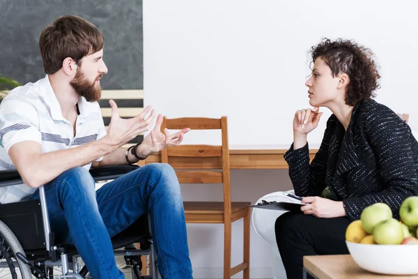 Therapist discussing with disabled patient — Stock Photo, Image