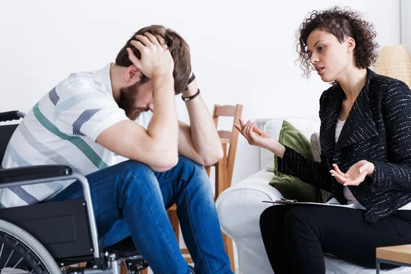 Handicap patiënt tijdens indoor psychotherapie — Stockfoto