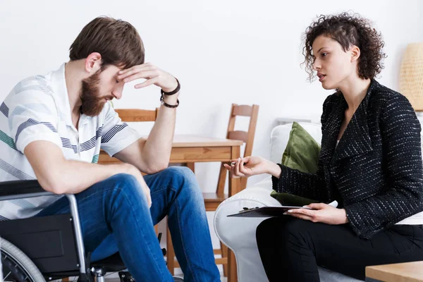 Asistente hablando con paciente inválido — Foto de Stock