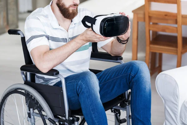 Junger mann mit vr brille — Stockfoto