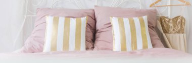 Pembe ve beyaz yatak