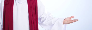 Kollarını açarak dua İsa