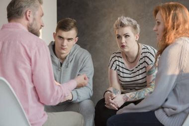 Gençler ile konuşurken psikolog