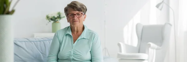 Senior vrouw in lichte kamer — Stockfoto