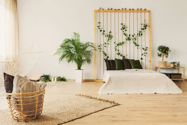 Öko-Schlafzimmer mit Seilwand — Stockfoto