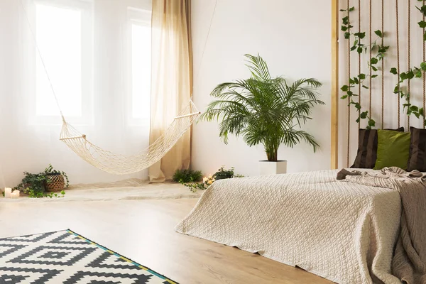 Zand slaapkamer met touw muur — Stockfoto