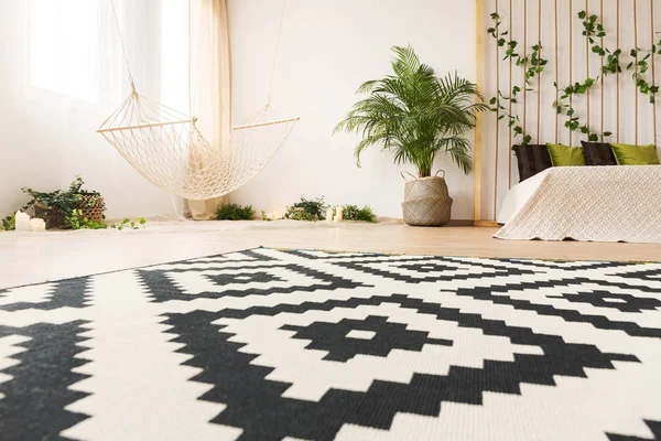 Sypialnia z nowoczesny dywan — Zdjęcie stockowe