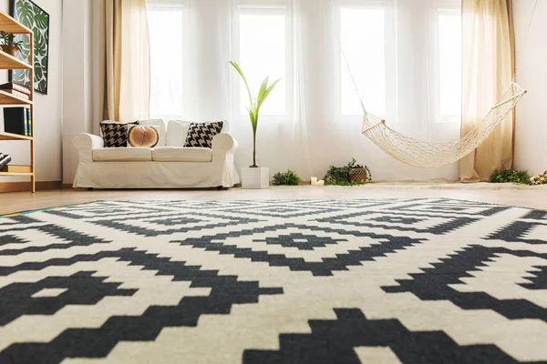 Zwart-wit patroon tapijt — Stockfoto