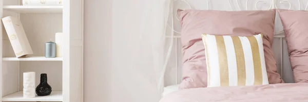 White and pink bedroom — Stock Photo, Image