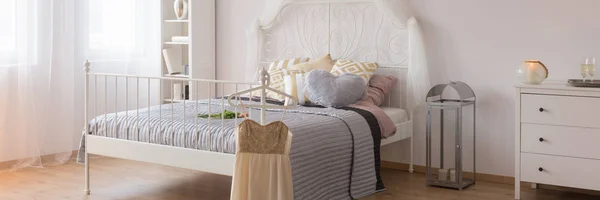Άσπρο κομψό κρεβάτι — Φωτογραφία Αρχείου