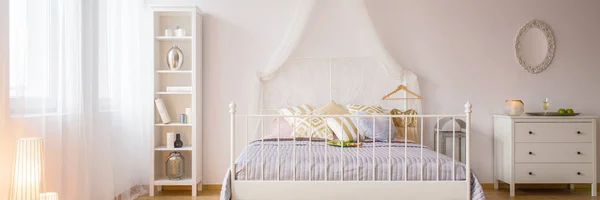 Кровать с балдахином — стоковое фото