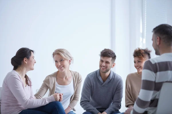 Elkaar te helpen — Stockfoto