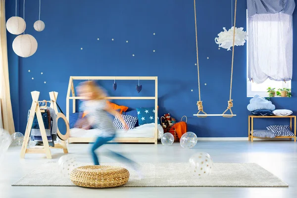 De slaapkamer van het kind met blauwe muur — Stockfoto