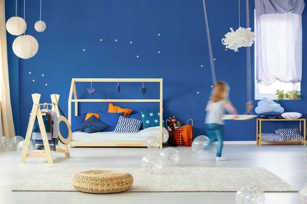 Kinderzimmer mit Schaukel — Stockfoto