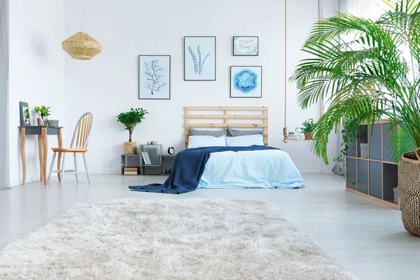 Elegante camera da letto con letto in legno — Foto Stock