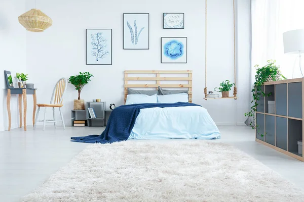 Nuova camera da letto di design con piante — Foto Stock